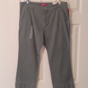 Crop pants-military green color.